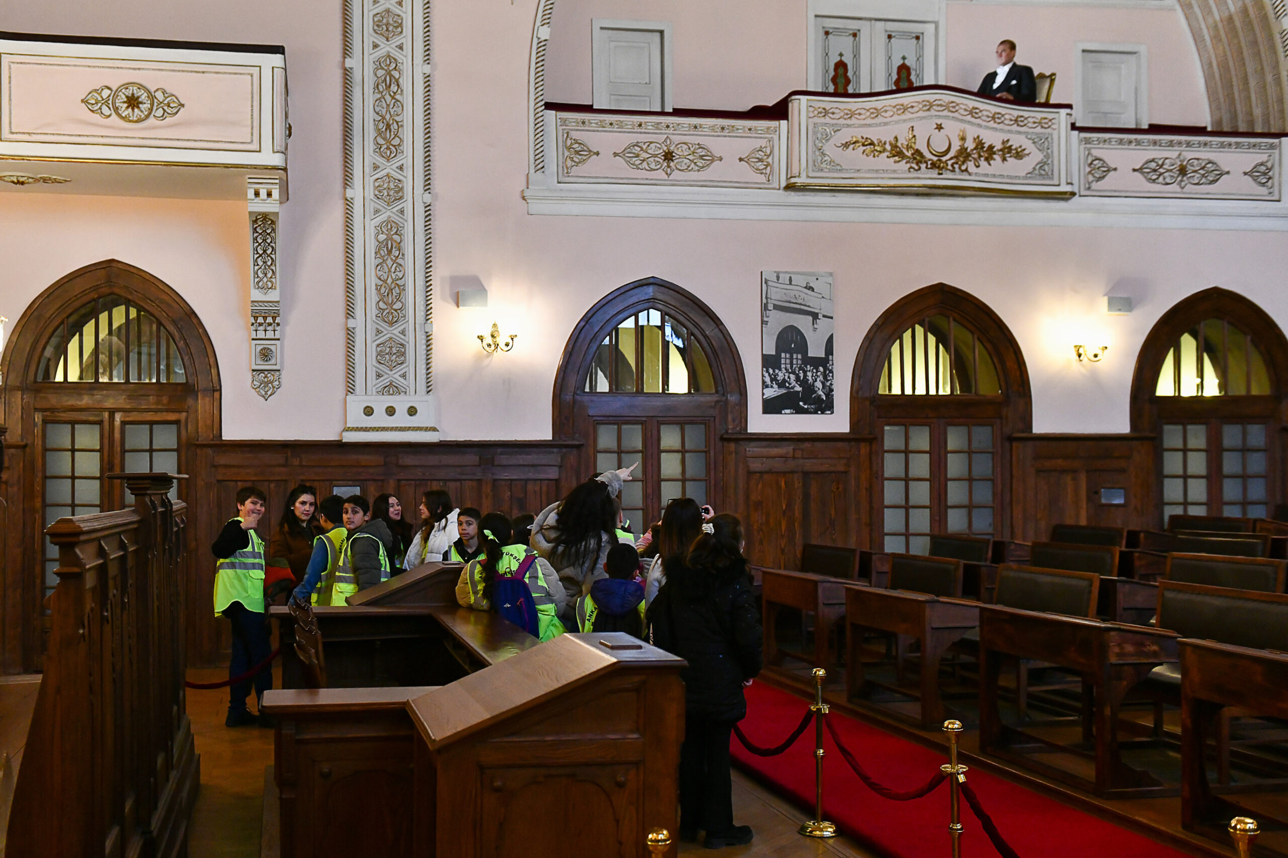 BAŞKENTLİ ÇOCUKLAR YARIYIL TATİLİNDE KENT GEZİSİNE KATILARAK TARİHİ BİR YOLCULUĞA ÇIKIYOR