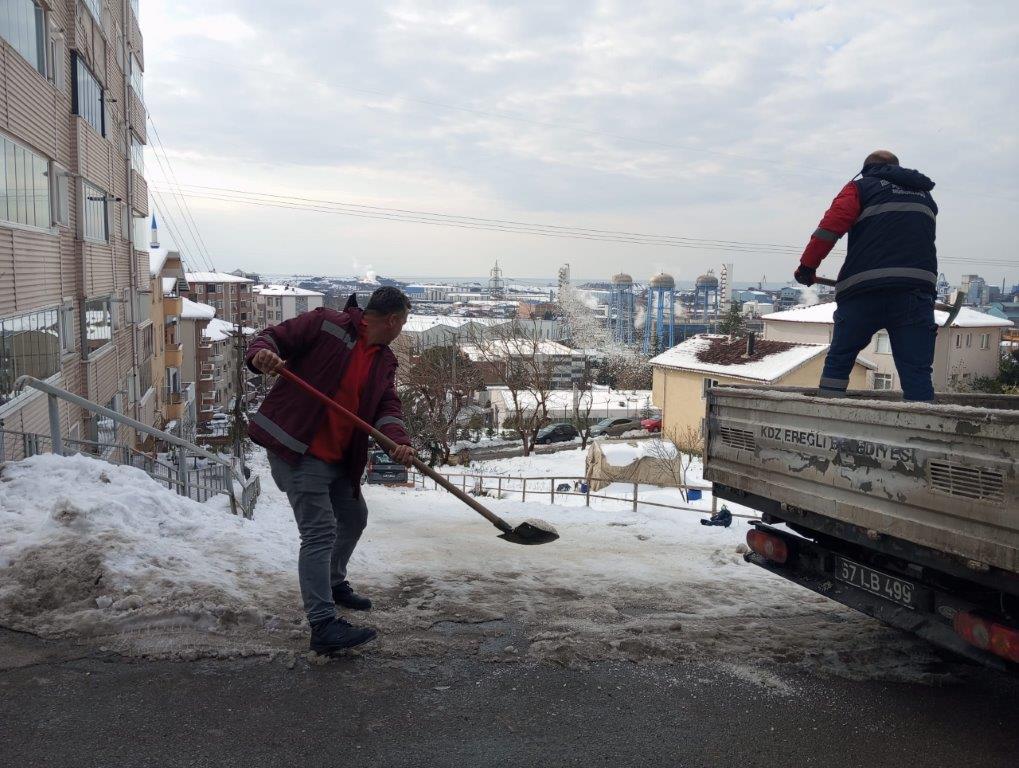 Karadeniz Ereğli, donmasın diye tuzlanıyor – Birlik Haber Ajansı