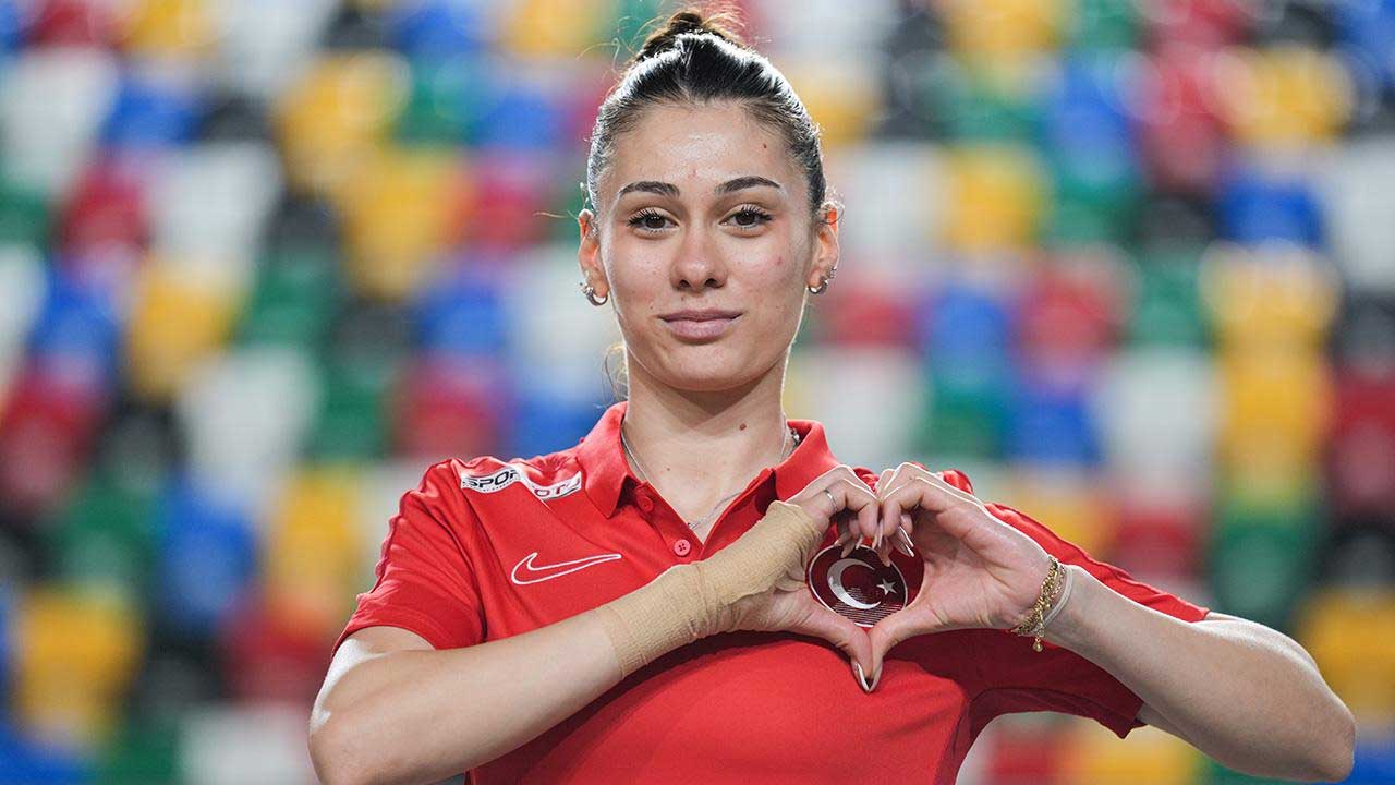 Milli Sporcu Aysel Önder, dünya rekoru kırarak altın madalya kazandı – Birlik Haber Ajansı