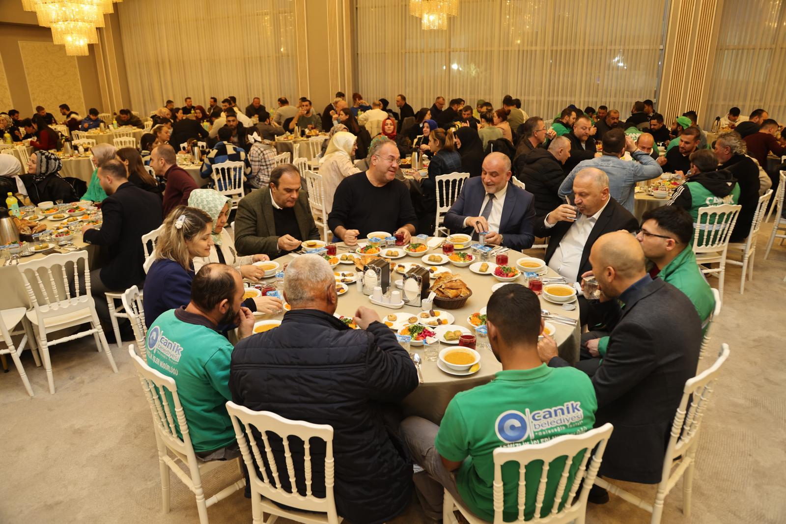 Canik’te Ramazan coşkusu: Başkan Sandıkçı personelle bir arada – Birlik Haber Ajansı