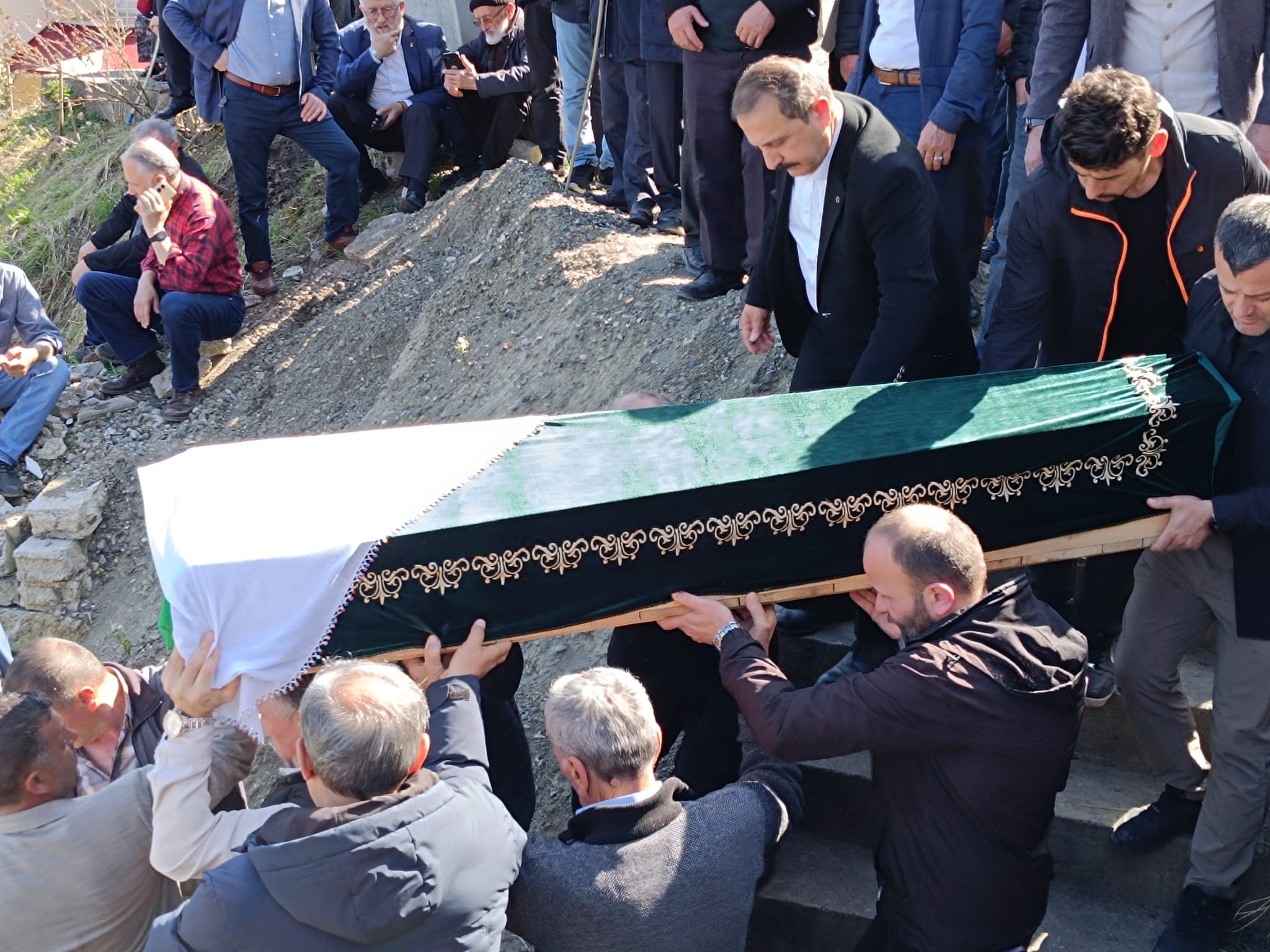 Vakfıkebir Belediye Başkanı Fuat Koçal’ın annesi toprağa verildi – Birlik Haber Ajansı