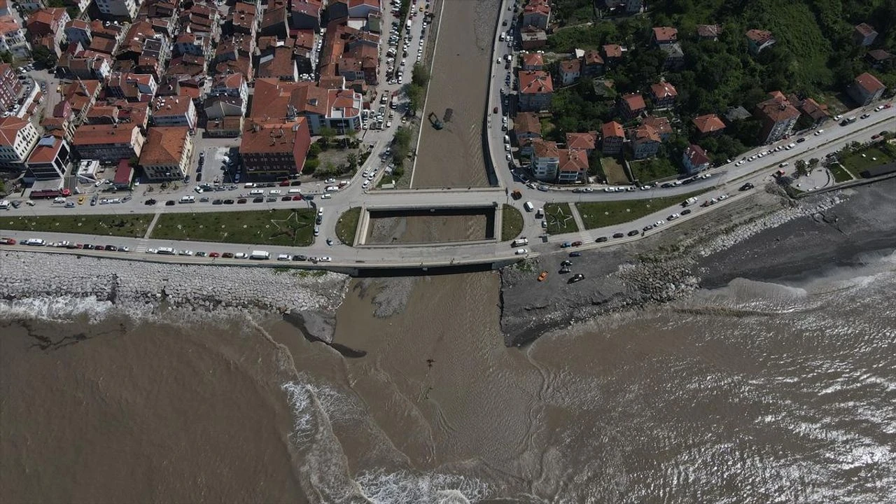 Kar suları Karadeniz’in rengini değiştirdi: İnebolu kıyıları kahverengiye büründü – Birlik Haber Ajansı
