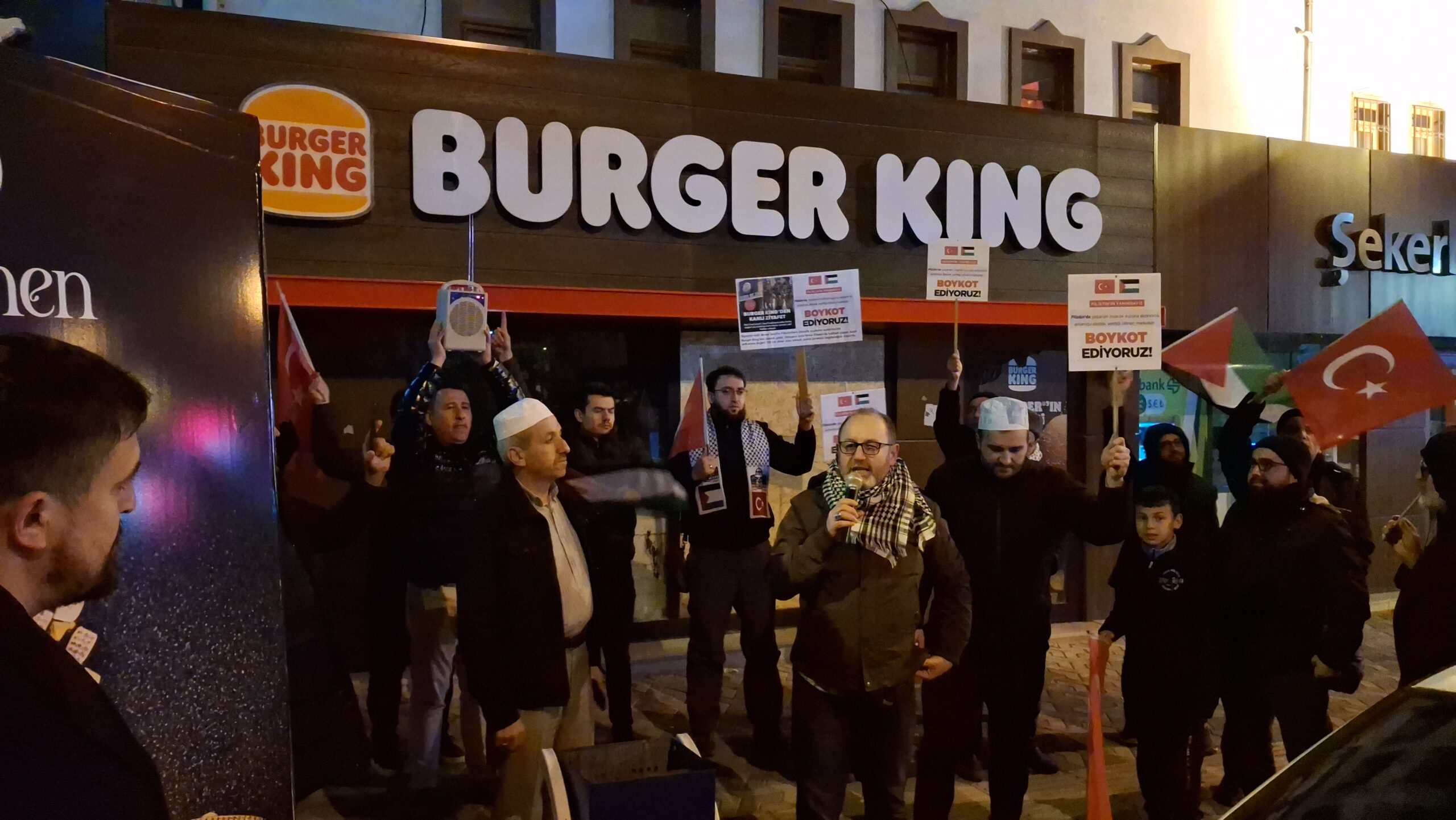 Beypazarı’nda ilçeye açılmaya çalışılan “BURGER KİNG” mağazası protesto edildi – Birlik Haber Ajansı