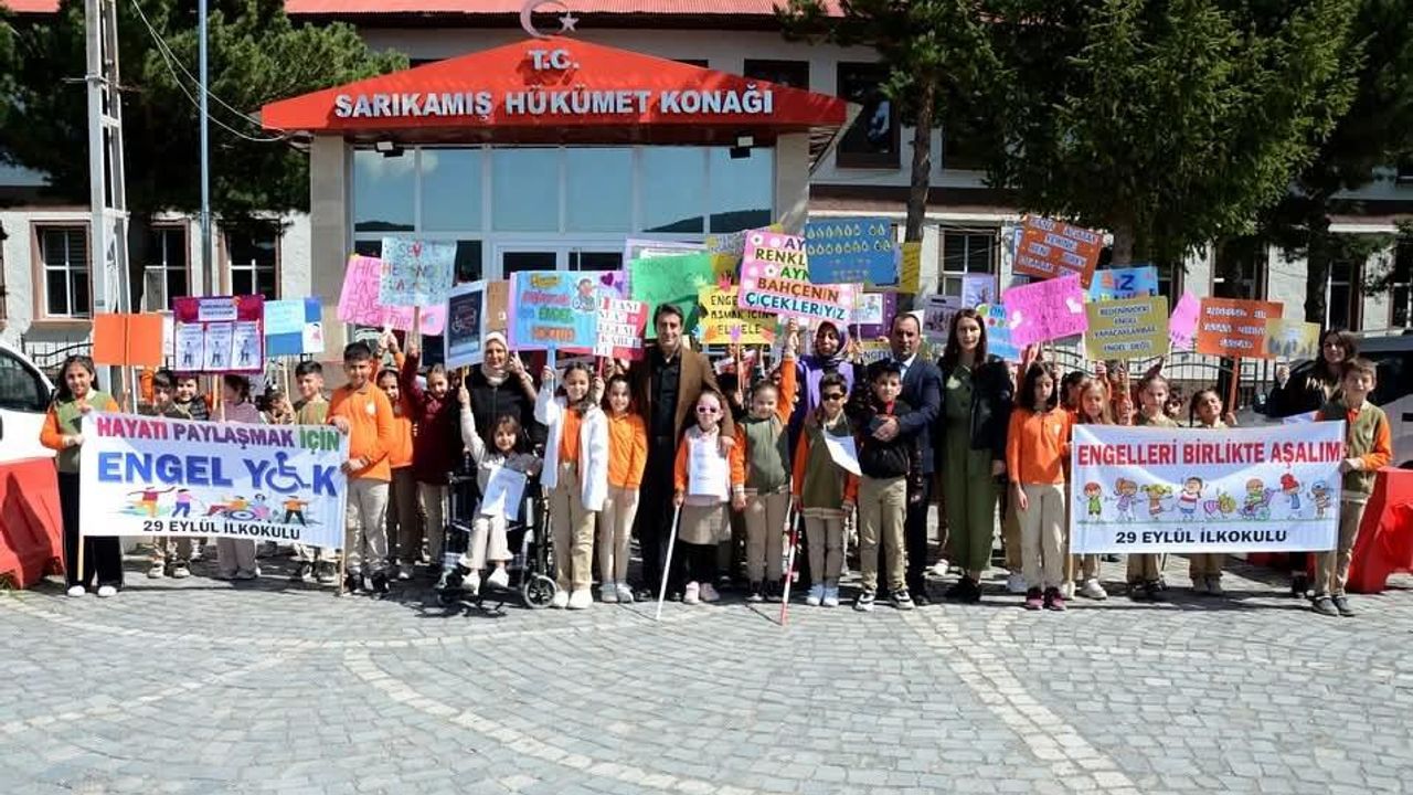 Sarıkamış Kaymakamı Enis Aslantatar, “Minik Kalplerin Büyük Yürüyüşü” etkinliğine katıldı