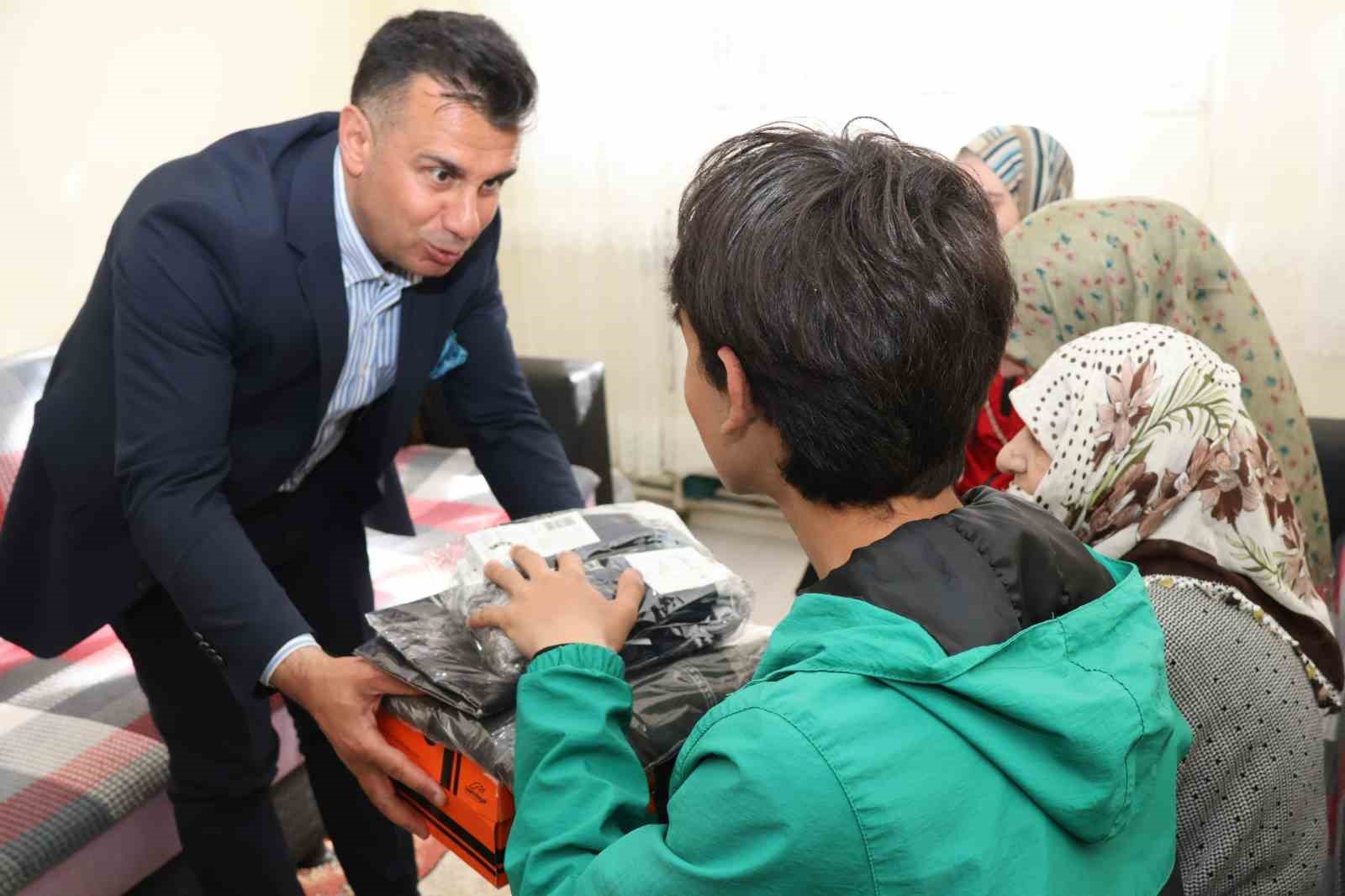 Aile yılı kapsamında bayram öncesi anlamlı ziyaret: 84 öğrenciye spor seti dağıtıldı – Birlik Haber Ajansı