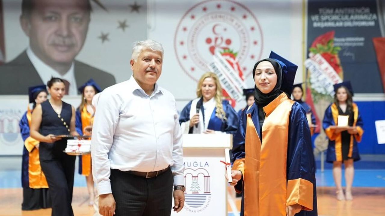 Seydikemer AK Parti İlçe Başkanı Ali Büklü, mezuniyet coşkusuna ortak oldu – Birlik Haber Ajansı