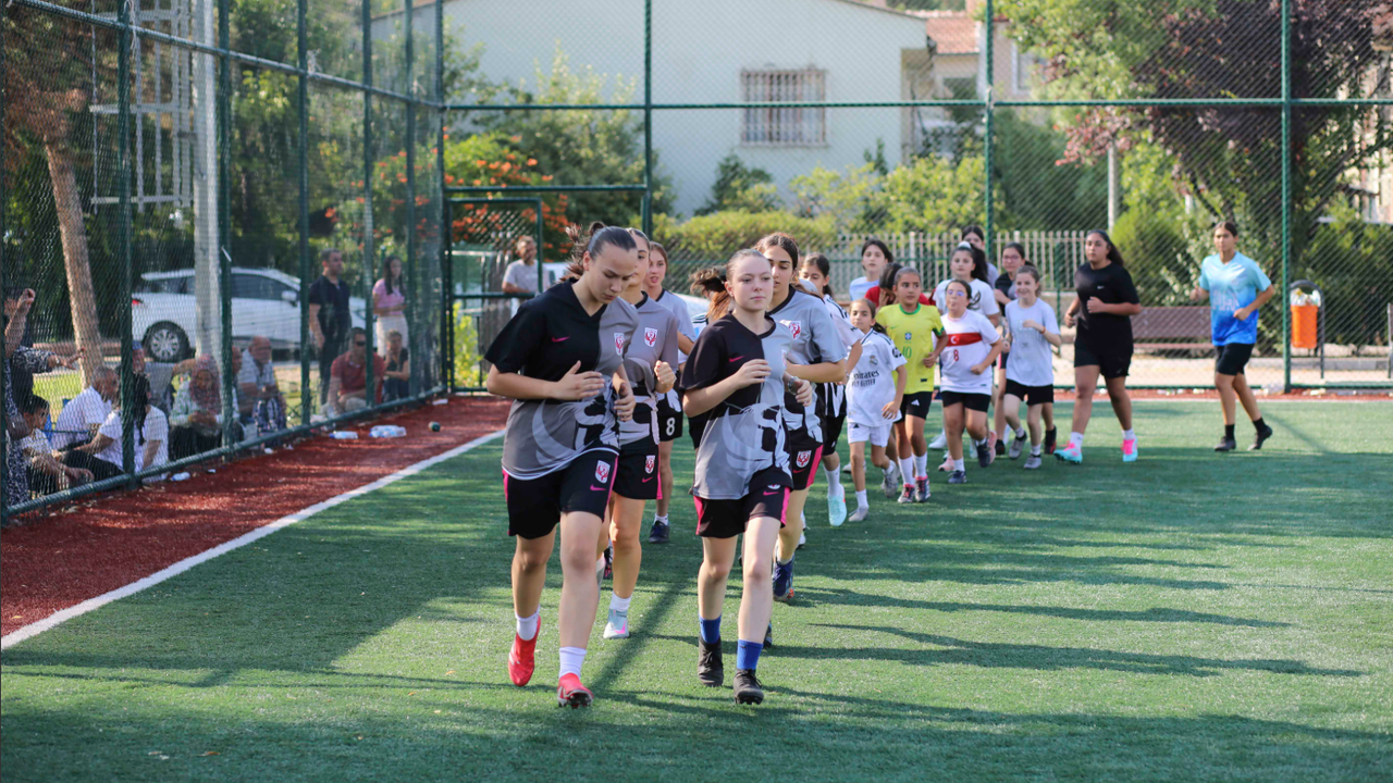 Ankara Büyükşehir Belediyesi’nden ücretsiz kız futbol okulu – Birlik Haber Ajansı