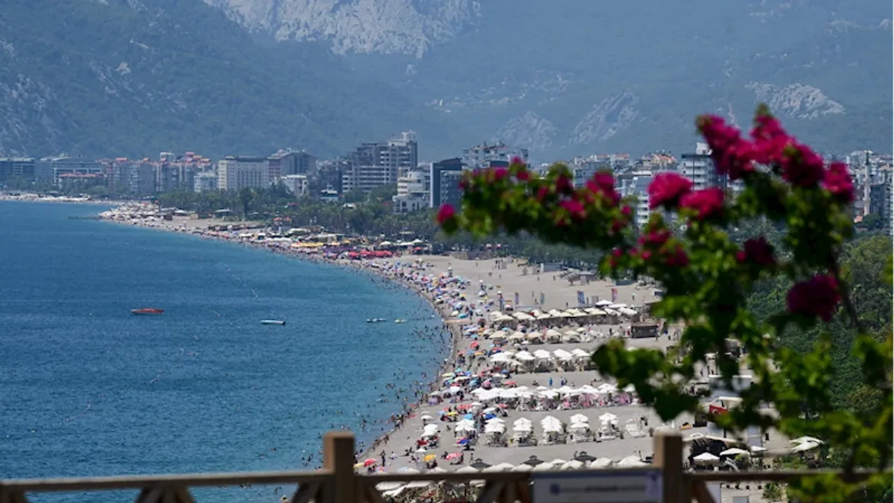 Antalya’da nem yüzde 77’ye ulaştı, sahiller doldu – Birlik Haber Ajansı