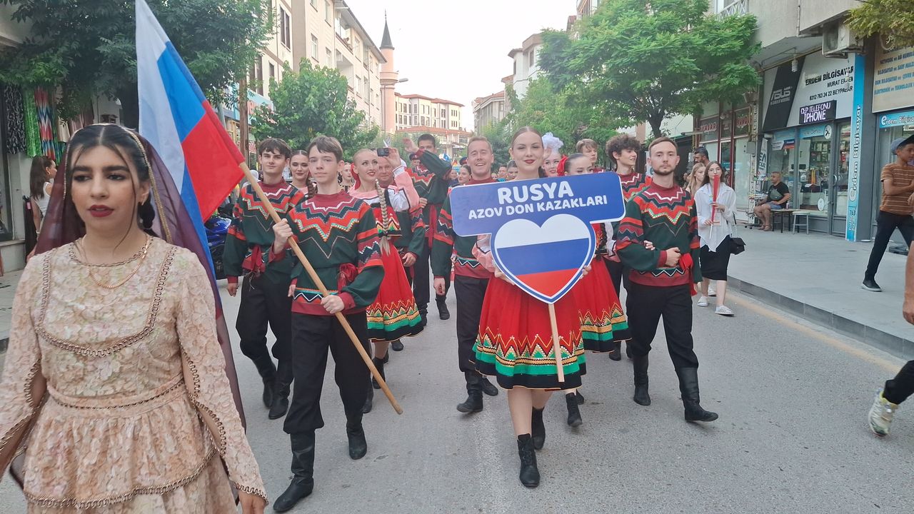 Beypazarı’nda renkli başlangıç: 2. Uluslararası Halk Dansları ve Müzik Festivali kortejle başladı – Birlik Haber Ajansı
