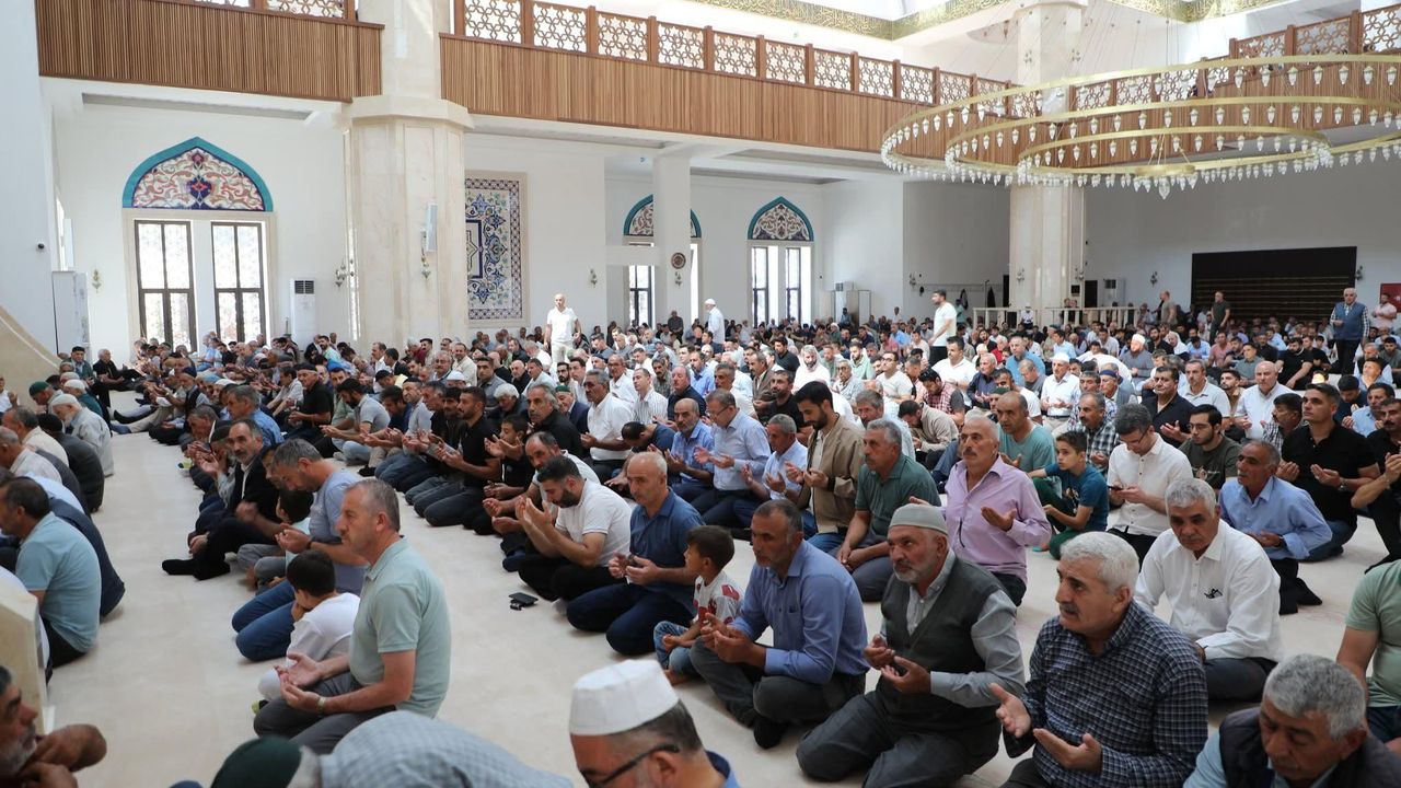 Kars Sultan Alparslan Camii ve Külliyesi’nde aziz şehitler için mevlid programı düzenlendi – Birlik Haber Ajansı