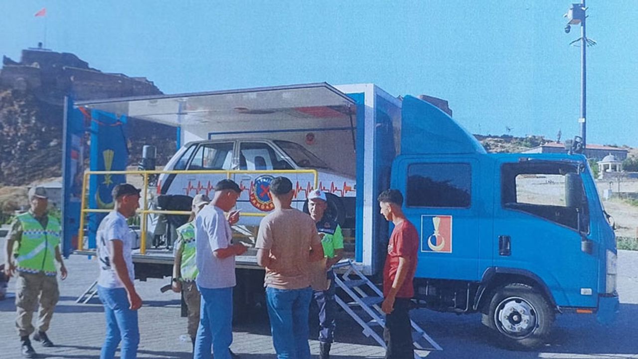 Kars’ta Emniyet Kemeri Simülasyon Aracı emniyet kemerinin hayati önemini uygulamalı olarak gösterildi – Birlik Haber Ajansı