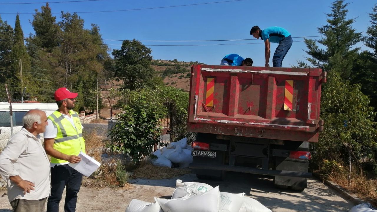 Kocaeli Belediyesi üreticiye tavuk yemi ve ekipman desteği – Birlik Haber Ajansı