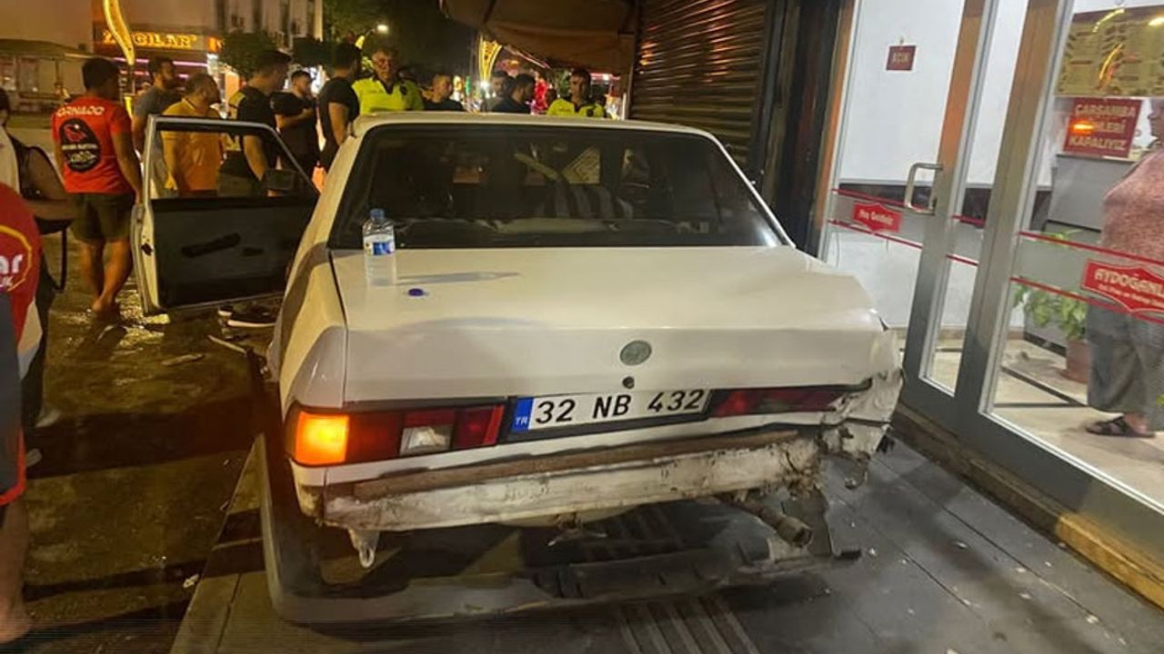 Serik’te park halindeki araca kamyonet çarptı – Birlik Haber Ajansı