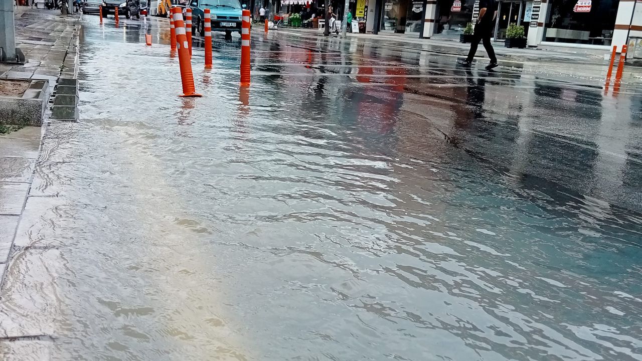 Adana’da su borusu patladı, caddeyi su bastı – Birlik Haber Ajansı
