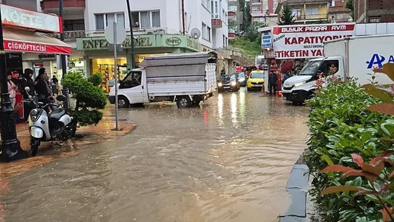 Giresun’un Bulancak ilçesinde aşırı yağış hayatı olumsuz etkiledi – Birlik Haber Ajansı