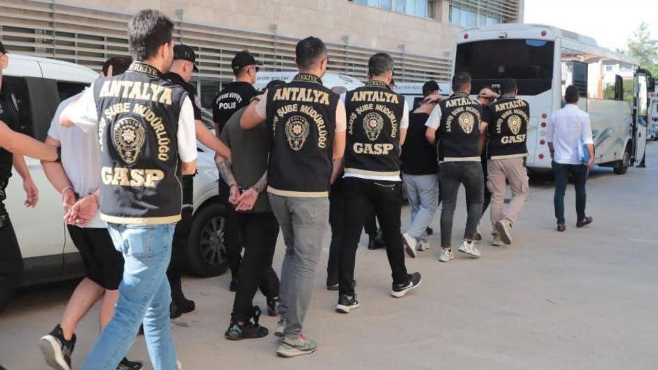 Antalya’da silahlı suç örgütüne eş zamanlı operasyon: 7 gözaltı – Birlik Haber Ajansı