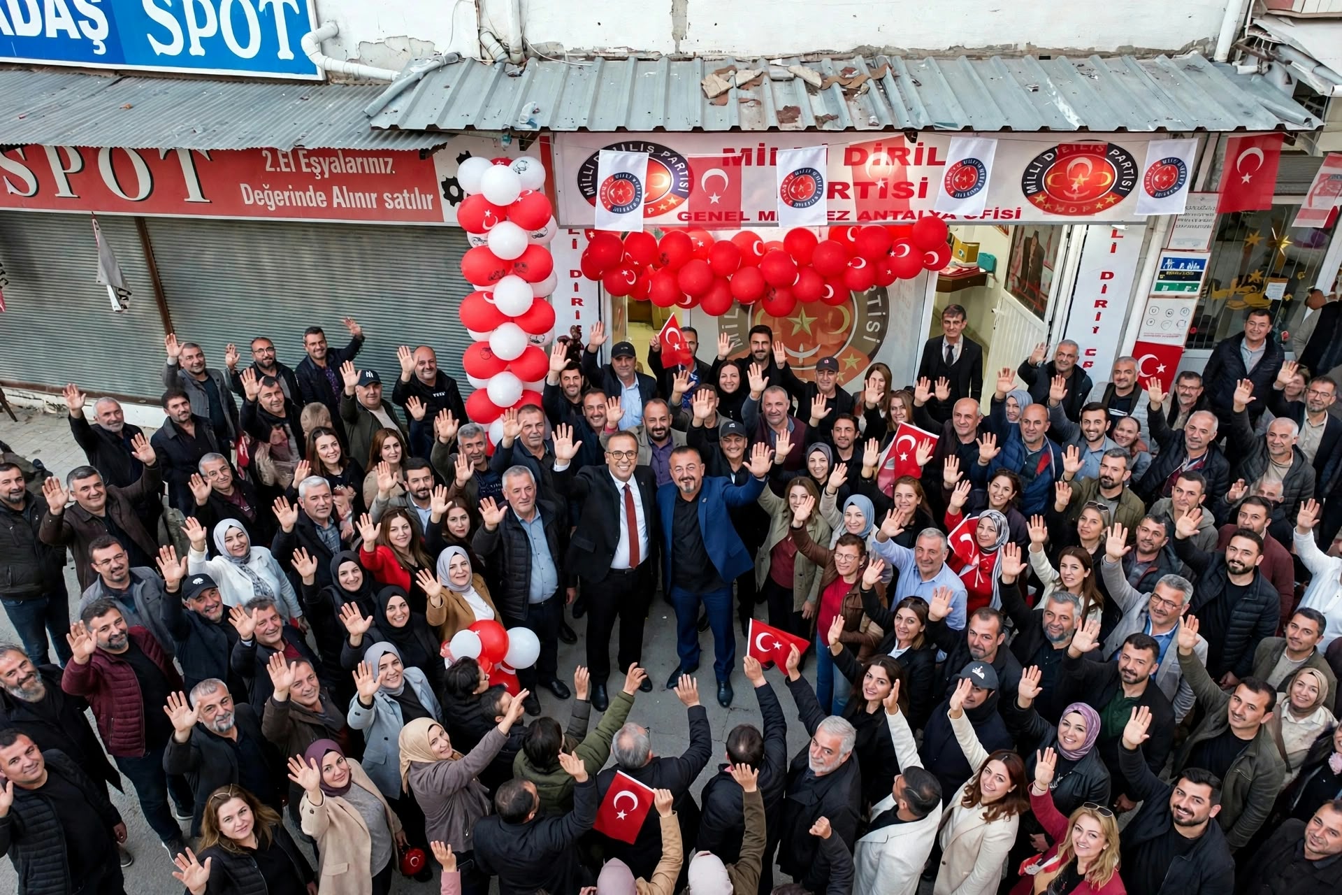 ANTALYA HALKI MİLLİ DİRİLİŞ PARTİSİ İLE ANTALYA’DA DİRİLİŞ MEŞALELERİNİ YAKTI  Milli Diriliş Partisi Antalya Genel Merkez Ofisi, coşkulu bir açılış töreniyle hizmete açıldı. Antalya halkının yoğun ilgisiyle gerçekleşen açılışa yüzlerce vatandaş katıldı.  Antalya’nın dört bir yanından gelen vatandaşlarımız, Türk bayrakları ve Milli Diriliş Partisi flamaları ile açılış alanını doldurdu. Dron çekimlerine yansıyan kalabalık, Antalya’da Milli Diriliş Partisi’ne olan büyük teveccühü gözler önüne serdi.  Açılışta konuşan teşkilat yöneticilerimiz, “Bugün burada sadece bir ofis açmıyoruz, Antalya’da Diriliş meşalelerini yakıyoruz. Bu meşale, milletimizin birliği, devletimizin bekası ve gençlerimizin geleceği için yanacak” ifadelerini kullandı.  Vatandaşlarımızın yoğun katılımı ve duaları ile gerçekleşen açılış, birlik ve beraberlik mesajlarıyla sona erdi. Balkonlardan el sallayan, sokakları dolduran Antalyalı hemşehrilerimize teşekkür ediyoruz.  Milli Diriliş Partisi olarak, Antalya’dan yükselen bu diriliş ruhunu tüm Türkiye’ye yaymaya kararlıyız.  *MİLLİ DİRİLİŞ PARTİSİ* *ANTALYA GENEL MERKEZ OFİSİ*